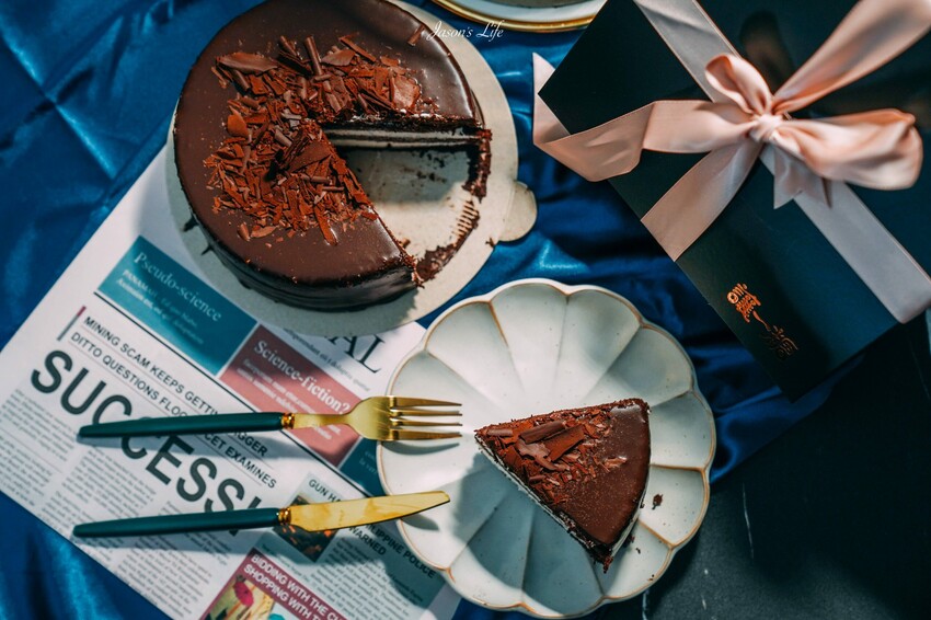 【台中西屯│美食】讓一糖 可可蛋糕專賣店。75%生巧克力外表，濃厚苦醇，鮮奶油內餡，濕潤滑順甜度適中