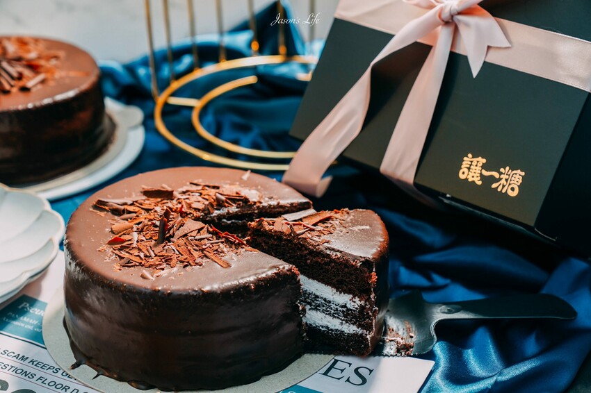 【台中西屯│美食】讓一糖 可可蛋糕專賣店。75%生巧克力外表，濃厚苦醇，鮮奶油內餡，濕潤滑順甜度適中
