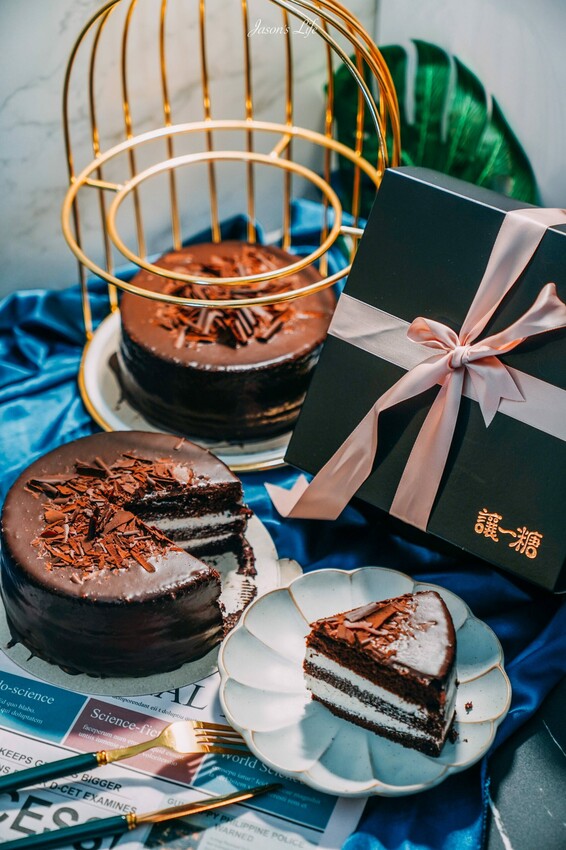 【台中西屯│美食】讓一糖 可可蛋糕專賣店。75%生巧克力外表，濃厚苦醇，鮮奶油內餡，濕潤滑順甜度適中