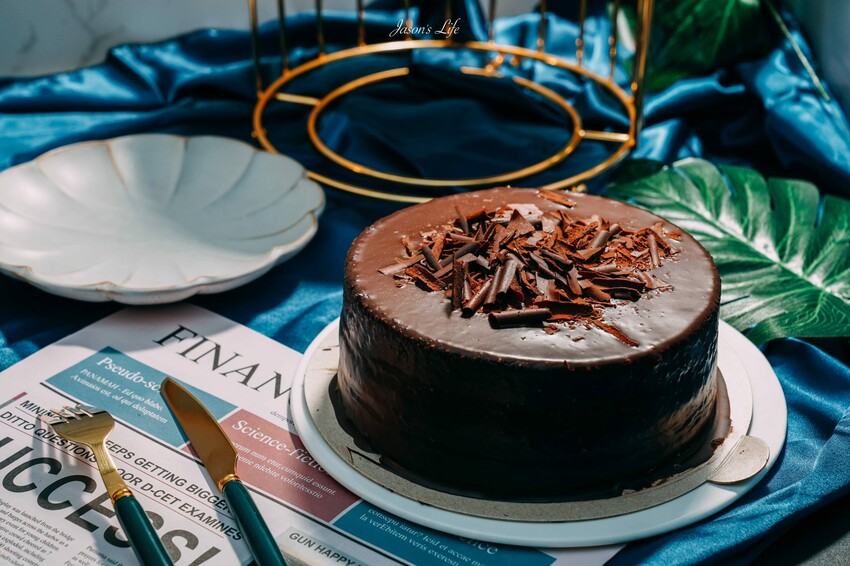 【台中西屯│美食】讓一糖 可可蛋糕專賣店。75%生巧克力外表，濃厚苦醇，鮮奶油內餡，濕潤滑順甜度適中