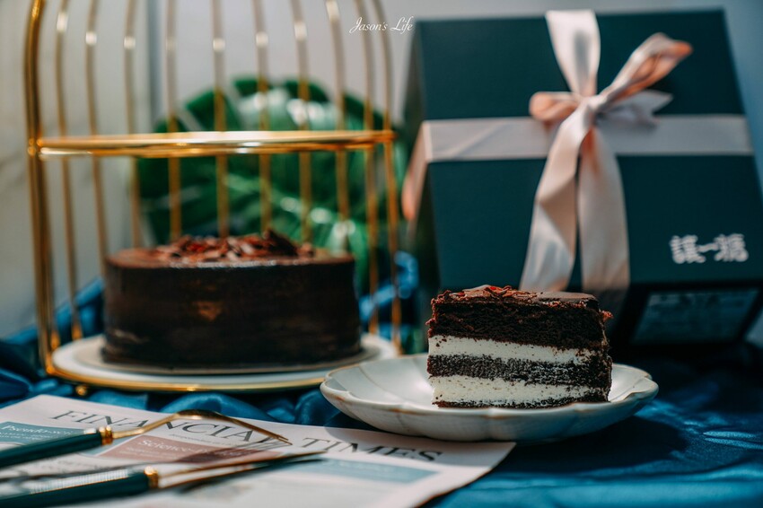 【台中西屯│美食】讓一糖 可可蛋糕專賣店。75%生巧克力外表，濃厚苦醇，鮮奶油內餡，濕潤滑順甜度適中