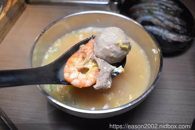 台北市東區燒肉推薦。嘴邊肉の嘴上功夫日式燒肉台北市民店。只要NT$650，多達70多種以上新鮮食材、冰淇淋、飲料、滷肉飯，無限量供應吃到飽