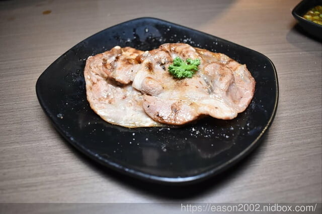 台北市東區燒肉推薦。嘴邊肉の嘴上功夫日式燒肉台北市民店。只要NT$650，多達70多種以上新鮮食材、冰淇淋、飲料、滷肉飯，無限量供應吃到飽
