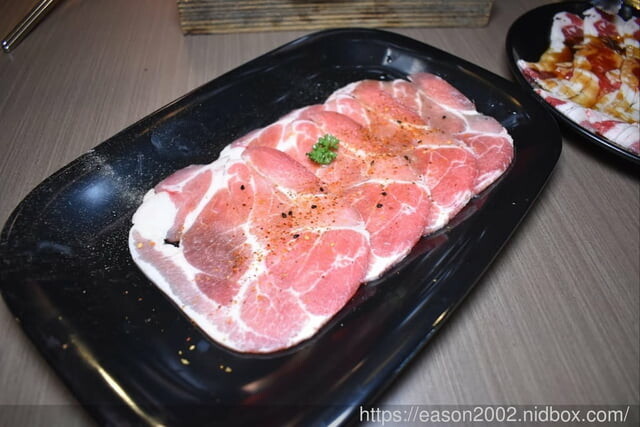 台北市東區燒肉推薦。嘴邊肉の嘴上功夫日式燒肉台北市民店。只要NT$650，多達70多種以上新鮮食材、冰淇淋、飲料、滷肉飯，無限量供應吃到飽