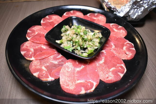 台北市東區燒肉推薦。嘴邊肉の嘴上功夫日式燒肉台北市民店。只要NT$650，多達70多種以上新鮮食材、冰淇淋、飲料、滷肉飯，無限量供應吃到飽