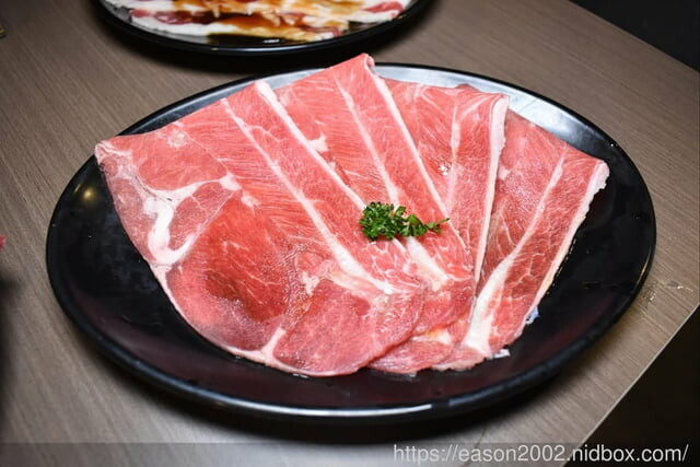 台北市東區燒肉推薦。嘴邊肉の嘴上功夫日式燒肉台北市民店。只要NT$650，多達70多種以上新鮮食材、冰淇淋、飲料、滷肉飯，無限量供應吃到飽