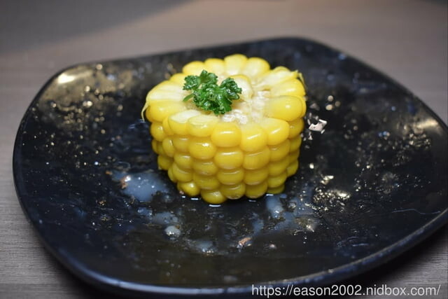 台北市東區燒肉推薦。嘴邊肉の嘴上功夫日式燒肉台北市民店。只要NT$650，多達70多種以上新鮮食材、冰淇淋、飲料、滷肉飯，無限量供應吃到飽