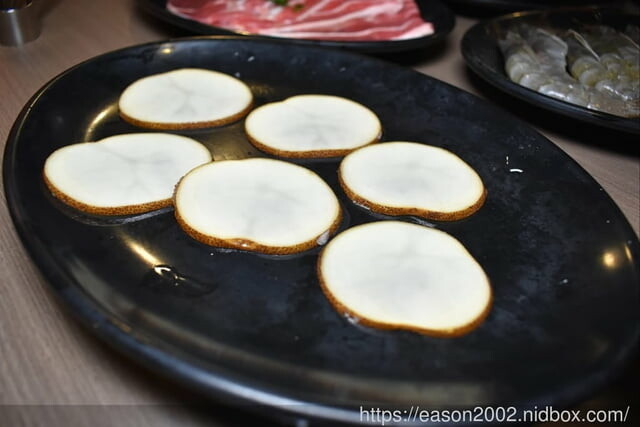 台北市東區燒肉推薦。嘴邊肉の嘴上功夫日式燒肉台北市民店。只要NT$650，多達70多種以上新鮮食材、冰淇淋、飲料、滷肉飯，無限量供應吃到飽