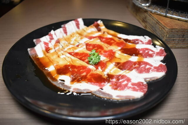 台北市東區燒肉推薦。嘴邊肉の嘴上功夫日式燒肉台北市民店。只要NT$650，多達70多種以上新鮮食材、冰淇淋、飲料、滷肉飯，無限量供應吃到飽