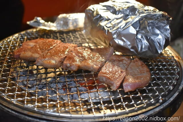 台北市東區燒肉推薦。嘴邊肉の嘴上功夫日式燒肉台北市民店。只要NT$650，多達70多種以上新鮮食材、冰淇淋、飲料、滷肉飯，無限量供應吃到飽