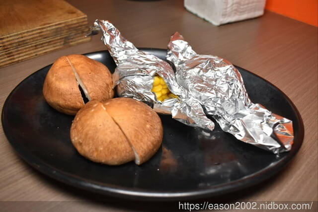 台北市東區燒肉推薦。嘴邊肉の嘴上功夫日式燒肉台北市民店。只要NT$650，多達70多種以上新鮮食材、冰淇淋、飲料、滷肉飯，無限量供應吃到飽