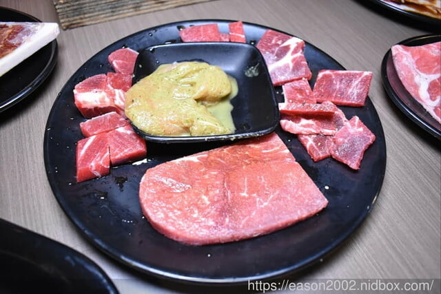 台北市東區燒肉推薦。嘴邊肉の嘴上功夫日式燒肉台北市民店。只要NT$650，多達70多種以上新鮮食材、冰淇淋、飲料、滷肉飯，無限量供應吃到飽