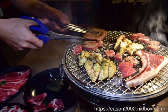 台北市東區燒肉推薦。嘴邊肉の嘴上功夫日式燒肉台北市民店。只要NT$650，多達70多種以上新鮮食材、冰淇淋、飲料、滷肉飯，無限量供應吃到飽