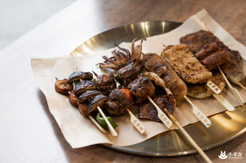 焦糖楓一中店|台中平價串燒推薦|串串門子。舉杯同樂暢快聊|台中小吃宵夜|一中商圈美食推薦 - 小米食