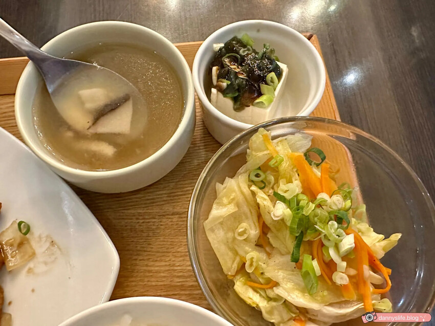 高CP值商業午餐！三重全新開幕咖啡餐酒館，特色美食、美酒，還有歌手現場駐唱！藝術文化展演空間～ 丹尼的吃喝玩樂 dannyslife.blog