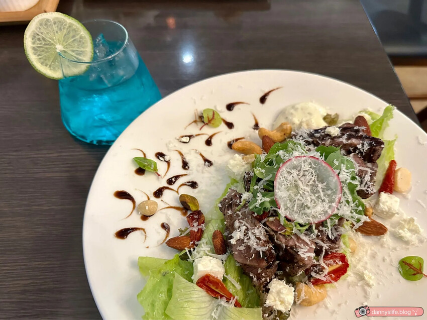 高CP值商業午餐！三重全新開幕咖啡餐酒館，特色美食、美酒，還有歌手現場駐唱！藝術文化展演空間～ 丹尼的吃喝玩樂 dannyslife.blog