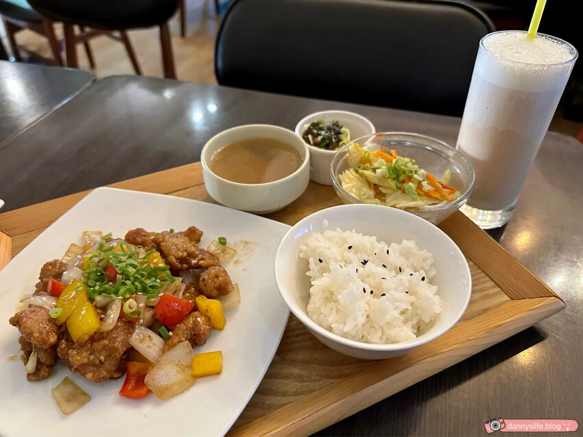 高CP值商業午餐！三重全新開幕咖啡餐酒館，特色美食、美酒，還有歌手現場駐唱！藝術文化展演空間～ 丹尼的吃喝玩樂 dannyslife.blog