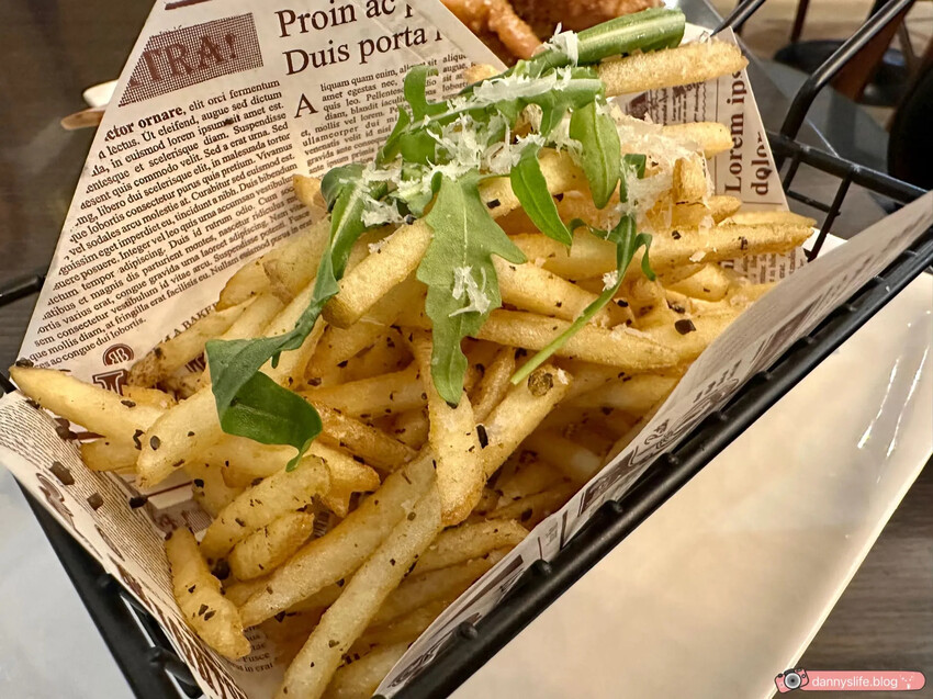 高CP值商業午餐！三重全新開幕咖啡餐酒館，特色美食、美酒，還有歌手現場駐唱！藝術文化展演空間～ 丹尼的吃喝玩樂 dannyslife.blog