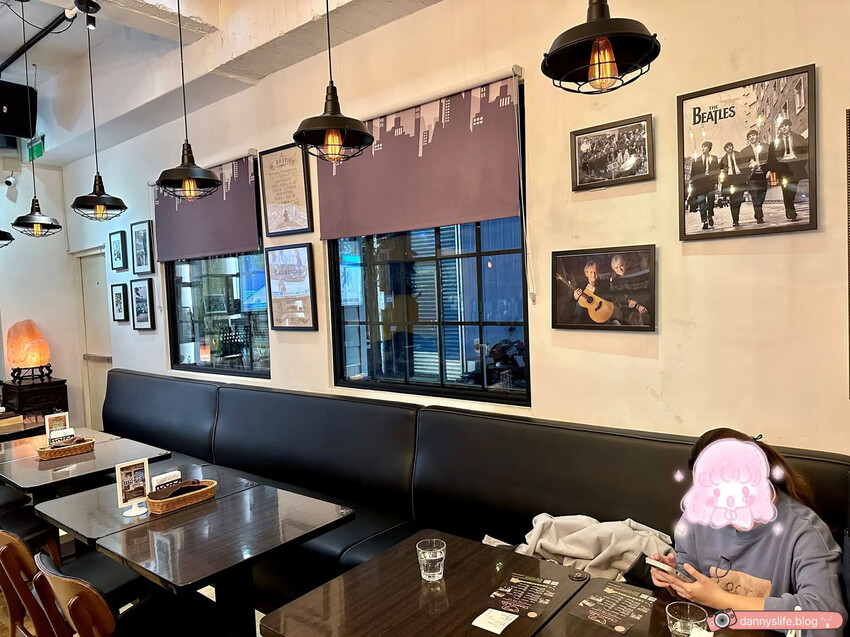 高CP值商業午餐！三重全新開幕咖啡餐酒館，特色美食、美酒，還有歌手現場駐唱！藝術文化展演空間～ 丹尼的吃喝玩樂 dannyslife.blog