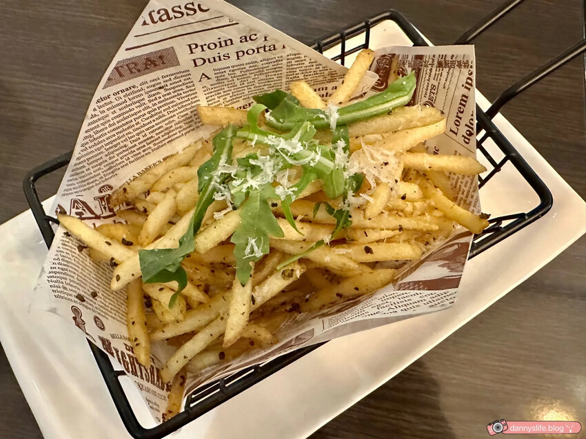 高CP值商業午餐！三重全新開幕咖啡餐酒館，特色美食、美酒，還有歌手現場駐唱！藝術文化展演空間～ 丹尼的吃喝玩樂 dannyslife.blog