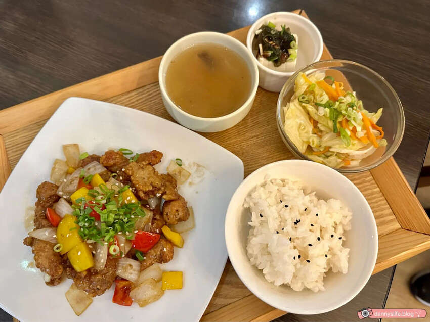 高CP值商業午餐！三重全新開幕咖啡餐酒館，特色美食、美酒，還有歌手現場駐唱！藝術文化展演空間～ 丹尼的吃喝玩樂 dannyslife.blog