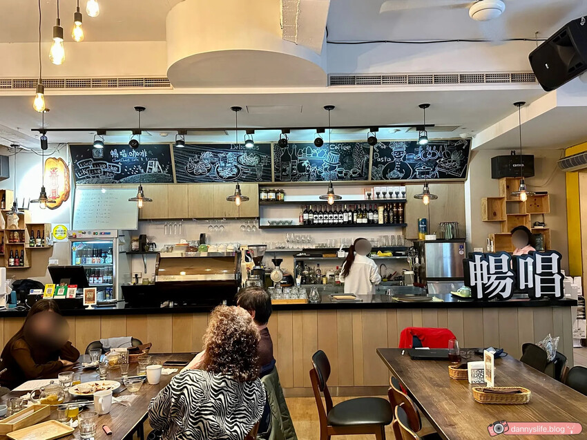 高CP值商業午餐！三重全新開幕咖啡餐酒館，特色美食、美酒，還有歌手現場駐唱！藝術文化展演空間～ 丹尼的吃喝玩樂 dannyslife.blog