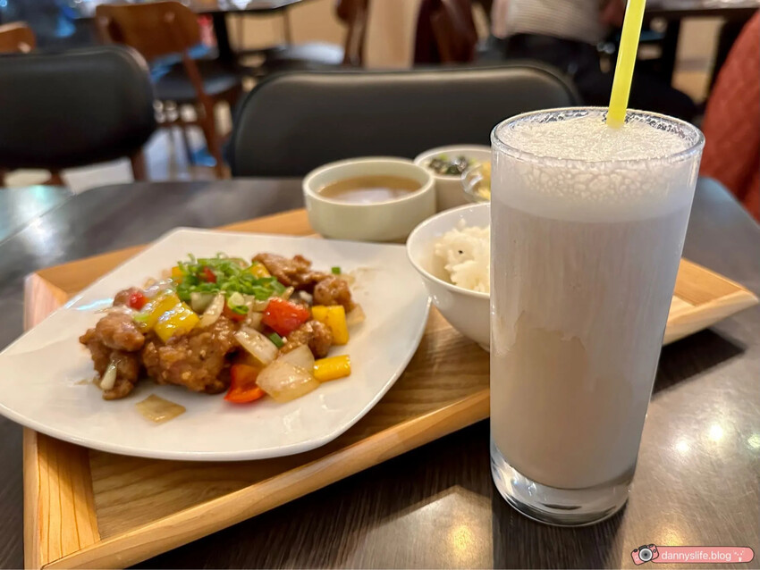 高CP值商業午餐！三重全新開幕咖啡餐酒館，特色美食、美酒，還有歌手現場駐唱！藝術文化展演空間～ 丹尼的吃喝玩樂 dannyslife.blog