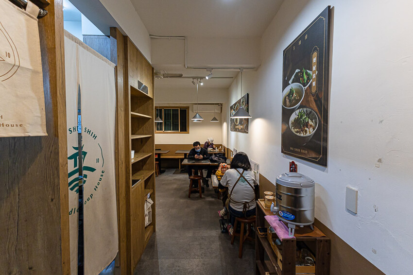 文青風格的牛肉麵好店,清燉香醇五椒麻辣湯頭濃厚,餐後的日式豆乳布丁燒更是少女必吃,板橋車站美食推薦