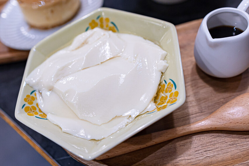 文青風格的牛肉麵好店,清燉香醇五椒麻辣湯頭濃厚,餐後的日式豆乳布丁燒更是少女必吃,板橋車站美食推薦