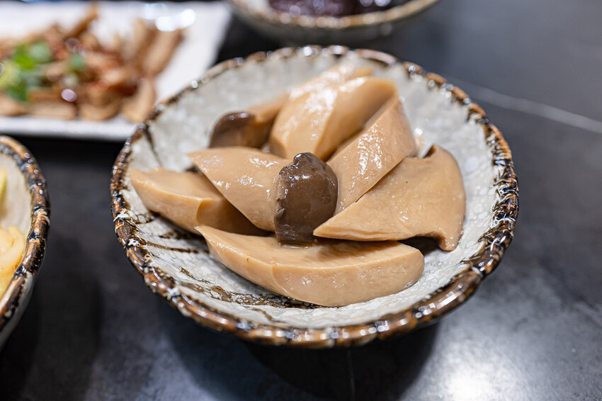 文青風格的牛肉麵好店,清燉香醇五椒麻辣湯頭濃厚,餐後的日式豆乳布丁燒更是少女必吃,板橋車站美食推薦