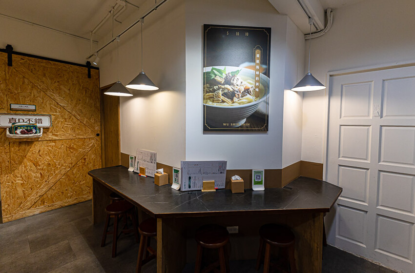 文青風格的牛肉麵好店,清燉香醇五椒麻辣湯頭濃厚,餐後的日式豆乳布丁燒更是少女必吃,板橋車站美食推薦