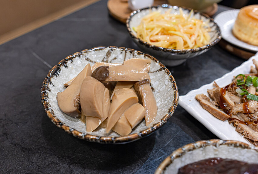 文青風格的牛肉麵好店,清燉香醇五椒麻辣湯頭濃厚,餐後的日式豆乳布丁燒更是少女必吃,板橋車站美食推薦