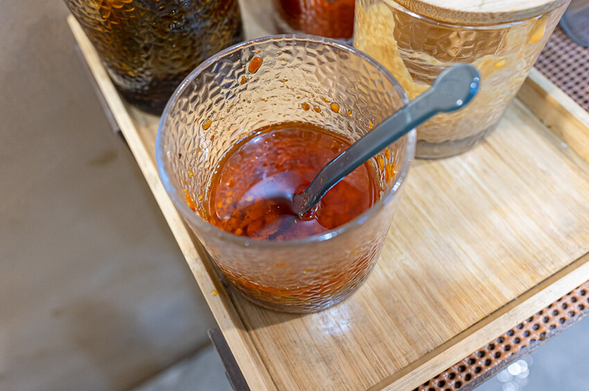 文青風格的牛肉麵好店,清燉香醇五椒麻辣湯頭濃厚,餐後的日式豆乳布丁燒更是少女必吃,板橋車站美食推薦