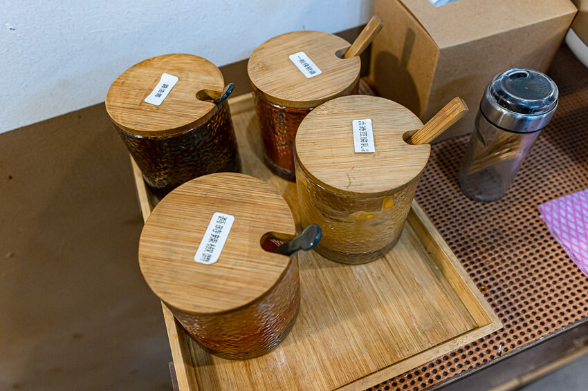 文青風格的牛肉麵好店,清燉香醇五椒麻辣湯頭濃厚,餐後的日式豆乳布丁燒更是少女必吃,板橋車站美食推薦