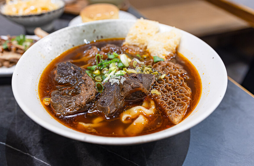 文青風格的牛肉麵好店,清燉香醇五椒麻辣湯頭濃厚,餐後的日式豆乳布丁燒更是少女必吃,板橋車站美食推薦