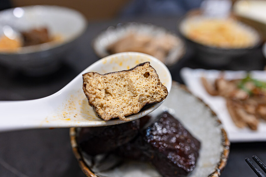 文青風格的牛肉麵好店,清燉香醇五椒麻辣湯頭濃厚,餐後的日式豆乳布丁燒更是少女必吃,板橋車站美食推薦