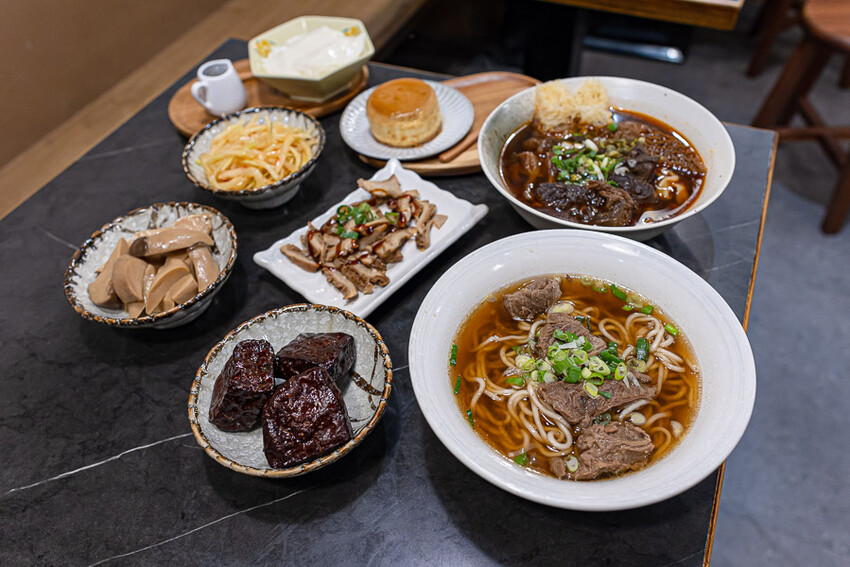 文青風格的牛肉麵好店,清燉香醇五椒麻辣湯頭濃厚,餐後的日式豆乳布丁燒更是少女必吃,板橋車站美食推薦