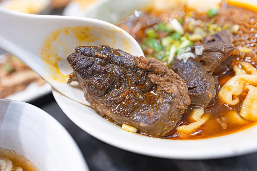 文青風格的牛肉麵好店,清燉香醇五椒麻辣湯頭濃厚,餐後的日式豆乳布丁燒更是少女必吃,板橋車站美食推薦