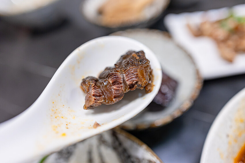 文青風格的牛肉麵好店,清燉香醇五椒麻辣湯頭濃厚,餐後的日式豆乳布丁燒更是少女必吃,板橋車站美食推薦