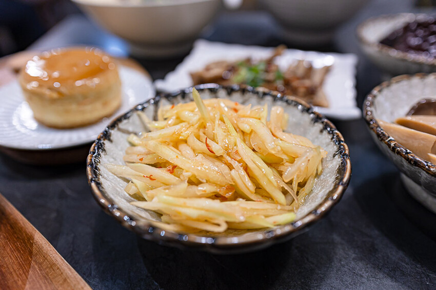 文青風格的牛肉麵好店,清燉香醇五椒麻辣湯頭濃厚,餐後的日式豆乳布丁燒更是少女必吃,板橋車站美食推薦