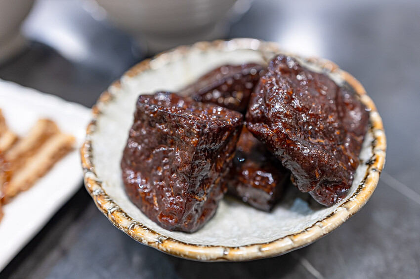 文青風格的牛肉麵好店,清燉香醇五椒麻辣湯頭濃厚,餐後的日式豆乳布丁燒更是少女必吃,板橋車站美食推薦