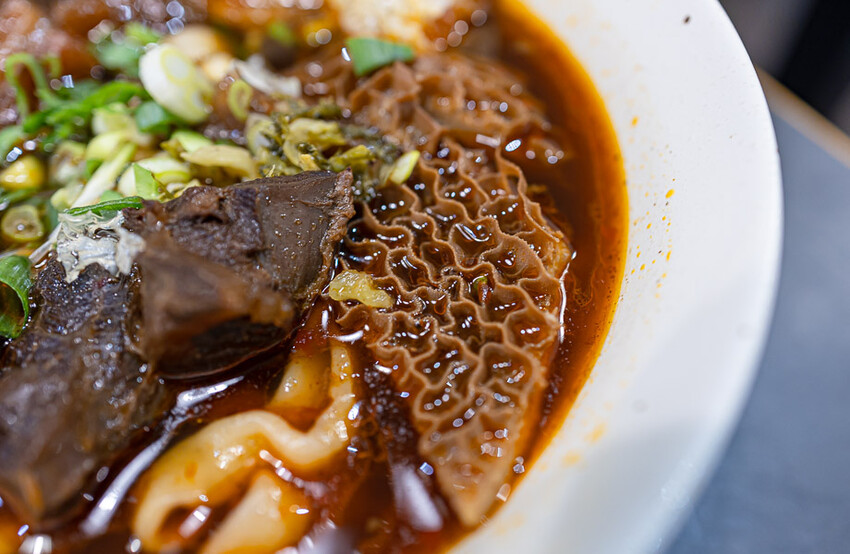 文青風格的牛肉麵好店,清燉香醇五椒麻辣湯頭濃厚,餐後的日式豆乳布丁燒更是少女必吃,板橋車站美食推薦