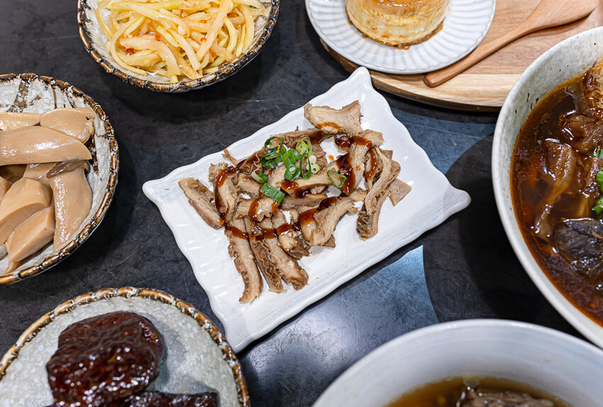 文青風格的牛肉麵好店,清燉香醇五椒麻辣湯頭濃厚,餐後的日式豆乳布丁燒更是少女必吃,板橋車站美食推薦