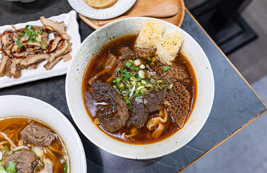 文青風格的牛肉麵好店,清燉香醇五椒麻辣湯頭濃厚,餐後的日式豆乳布丁燒更是少女必吃,板橋車站美食推薦