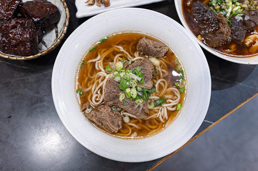 文青風格的牛肉麵好店,清燉香醇五椒麻辣湯頭濃厚,餐後的日式豆乳布丁燒更是少女必吃,板橋車站美食推薦