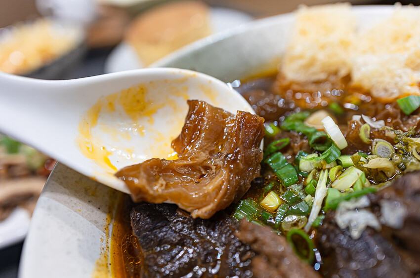 文青風格的牛肉麵好店,清燉香醇五椒麻辣湯頭濃厚,餐後的日式豆乳布丁燒更是少女必吃,板橋車站美食推薦