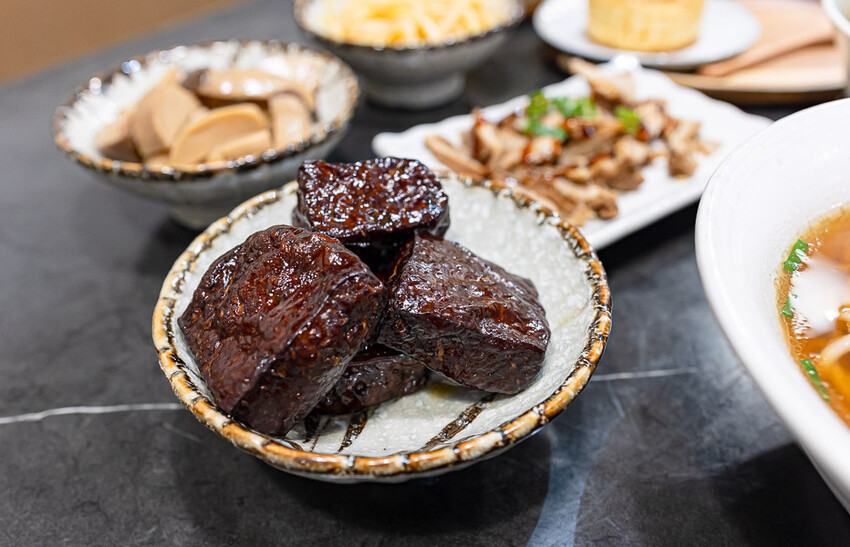 文青風格的牛肉麵好店,清燉香醇五椒麻辣湯頭濃厚,餐後的日式豆乳布丁燒更是少女必吃,板橋車站美食推薦