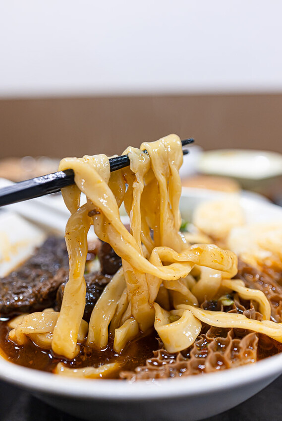 文青風格的牛肉麵好店,清燉香醇五椒麻辣湯頭濃厚,餐後的日式豆乳布丁燒更是少女必吃,板橋車站美食推薦