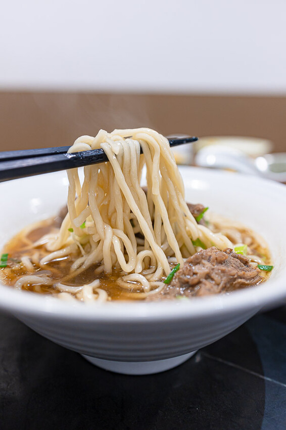 文青風格的牛肉麵好店,清燉香醇五椒麻辣湯頭濃厚,餐後的日式豆乳布丁燒更是少女必吃,板橋車站美食推薦