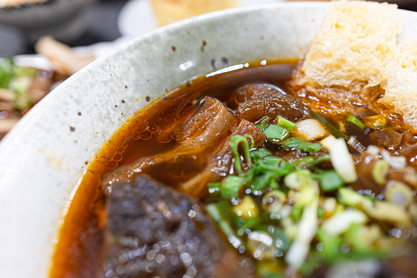 文青風格的牛肉麵好店,清燉香醇五椒麻辣湯頭濃厚,餐後的日式豆乳布丁燒更是少女必吃,板橋車站美食推薦